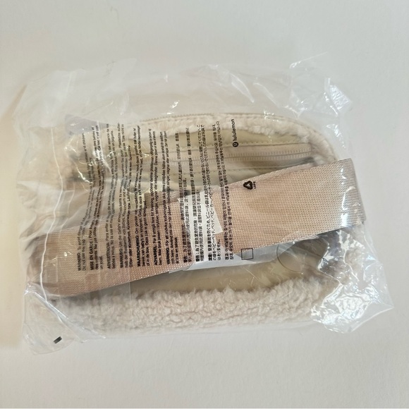 NWT Lululemon Everywhere Belt Bag Crossbody 1L Fleece Sherpa Ivory/Trench Beige - Picture 7 of 11